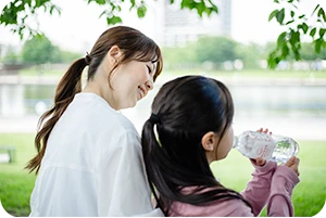 大安心保存水SEVEN7 水を飲む様子