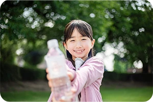 大安心保存水SEVEN7 水を差しだす