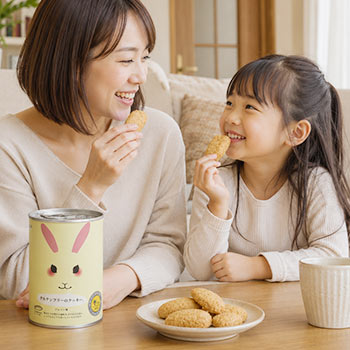グルテンフリークッキーを食べる親子