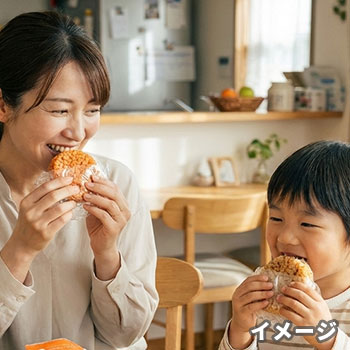 ロート　ハートフード　おにぎりを食べている親子